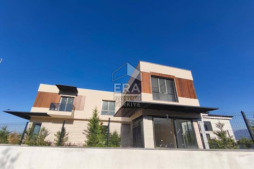 HALLAÇLAR'DA HAVUZLU 6+1 LÜKS  VİLLA