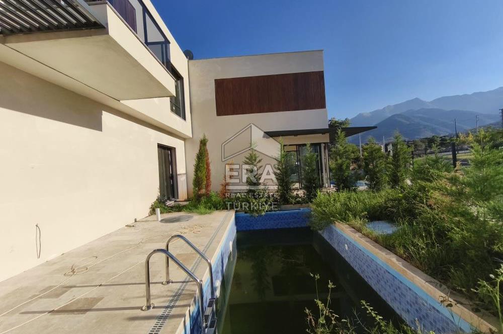 HALLAÇLAR'DA HAVUZLU 6+1 LÜKS  VİLLA