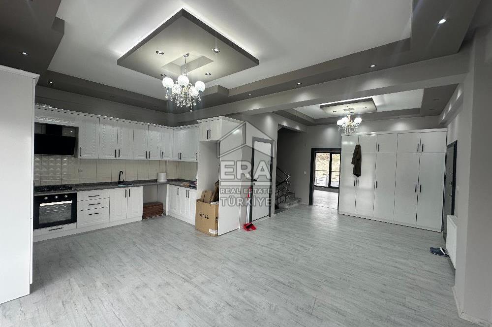 ERA PORT GÜVENCESİYLE KUVA-İ MILLIYE MAHALLESİNDE TRIPLEKS VİLLA