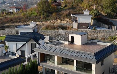 ERA KARAT SERDİVAN ESENTEPE’DE GÖL MANZARALI SATILIK VİLLA