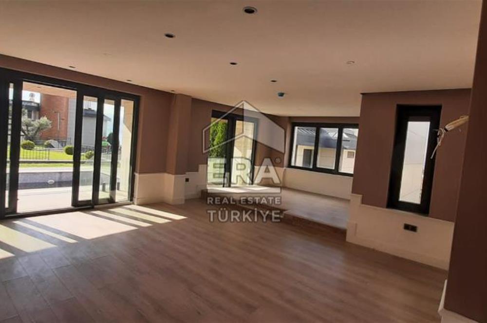 ERA KARAT SERDİVAN ESENTEPE’DE GÖL MANZARALI SATILIK VİLLA