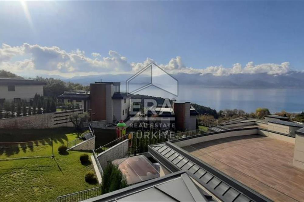 ERA KARAT SERDİVAN ESENTEPE’DE GÖL MANZARALI SATILIK VİLLA