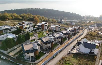 ERA KARAT SERDİVAN ESENTEPE’DE GÖL MANZARALI SATILIK VİLLA
