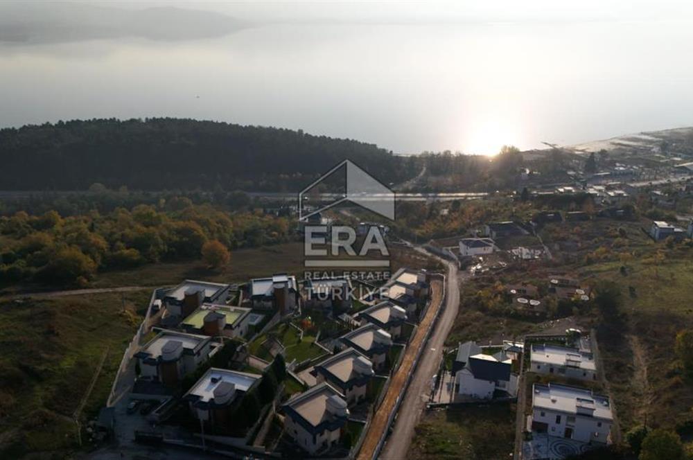 ERA KARAT SERDİVAN ESENTEPE’DE GÖL MANZARALI SATILIK VİLLA