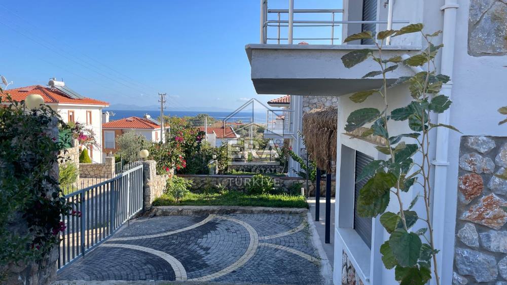Datça Merkezde Kiralık 2+1 Deniz Manzaralı 85 m2 İkiz Villa