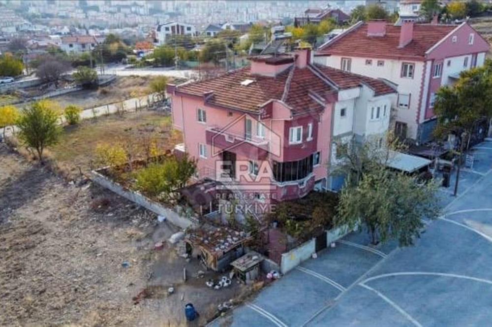 ERA PORT GÜVENCESİYLE KUVA-İ MILLIYE MAHALLESİNDE TRIPLEKS VİLLA