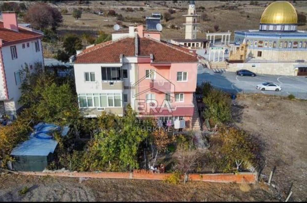 ERA PORT GÜVENCESİYLE KUVA-İ MILLIYE MAHALLESİNDE TRIPLEKS VİLLA