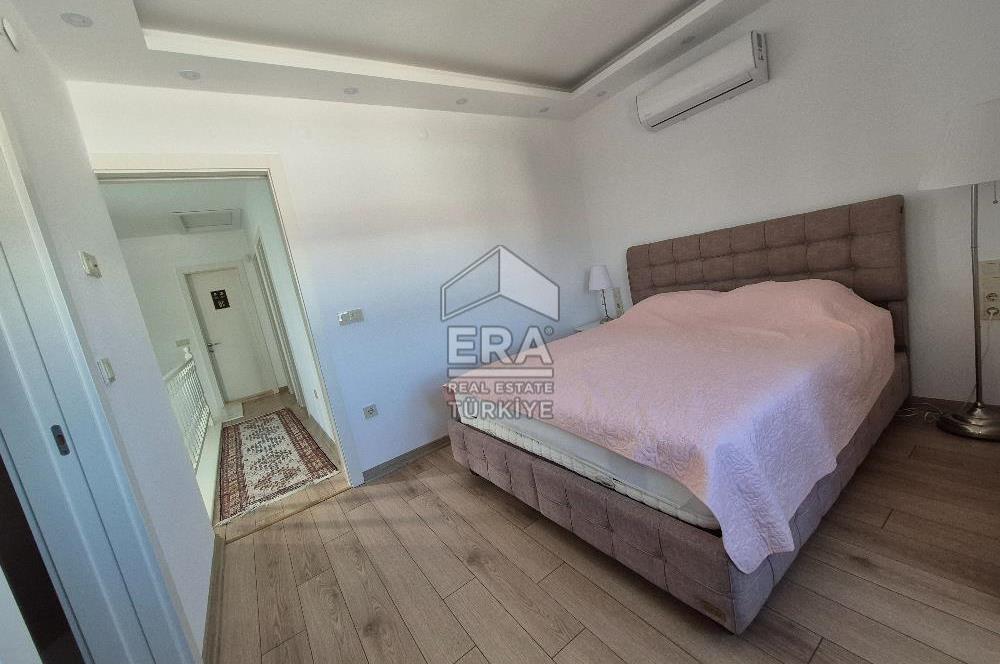 ÇEŞME YALIDA DENİZE YÜRÜME MESAFESİNDE HAVUZLU 4+1 VİLLA