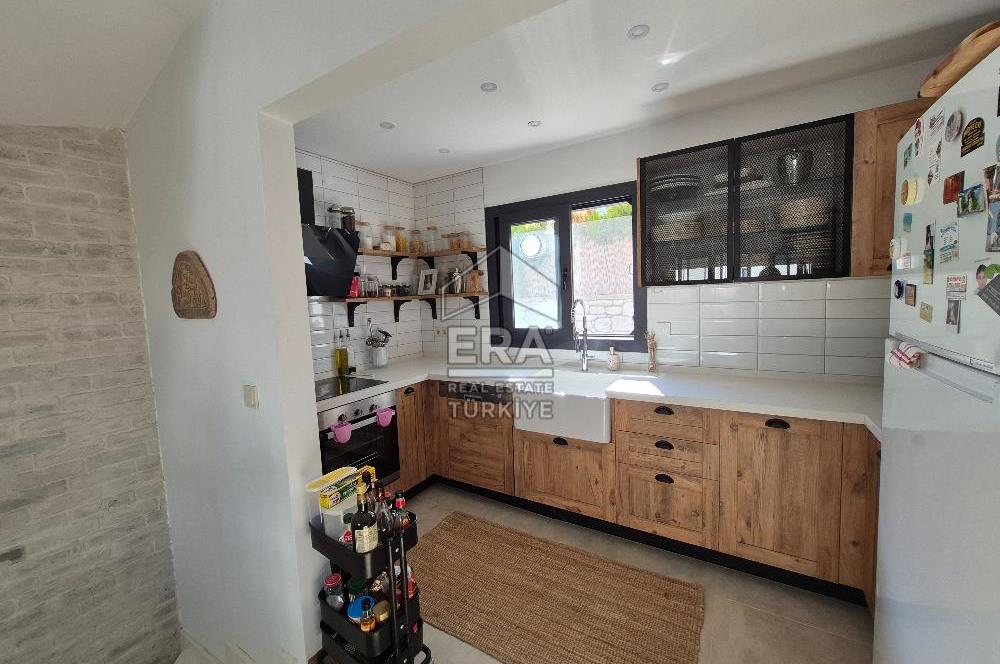 ÇEŞME YALIDA DENİZE YÜRÜME MESAFESİNDE HAVUZLU 4+1 VİLLA