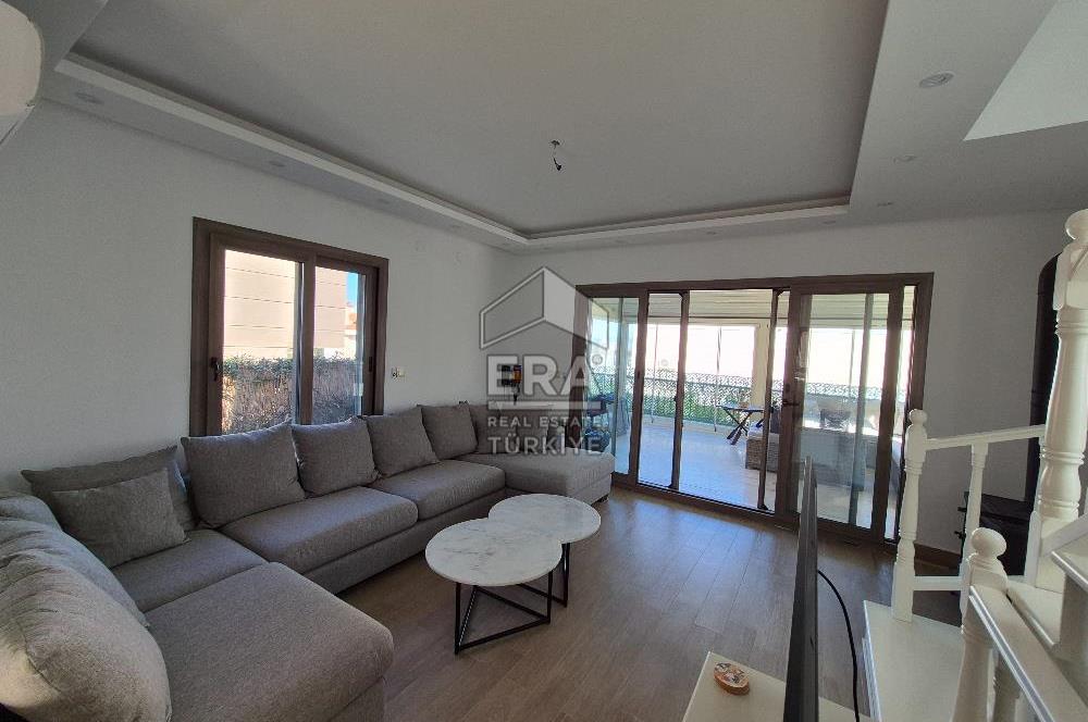 ÇEŞME YALIDA DENİZE YÜRÜME MESAFESİNDE HAVUZLU 4+1 VİLLA