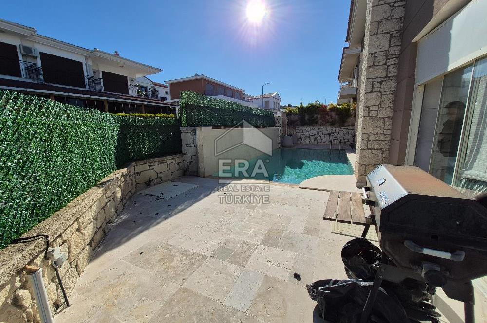 ÇEŞME YALIDA DENİZE YÜRÜME MESAFESİNDE HAVUZLU 4+1 VİLLA