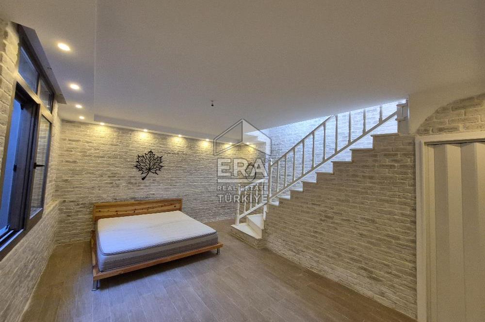 ÇEŞME YALIDA DENİZE YÜRÜME MESAFESİNDE HAVUZLU 4+1 VİLLA