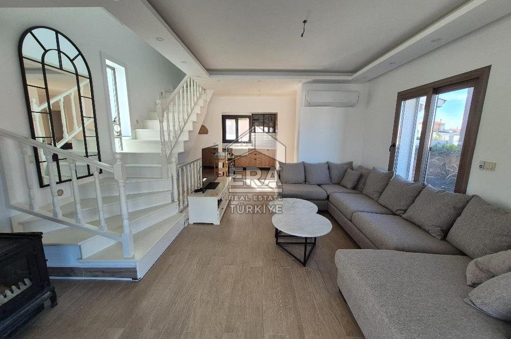 ÇEŞME YALIDA DENİZE YÜRÜME MESAFESİNDE HAVUZLU 4+1 VİLLA