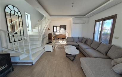 ÇEŞME YALIDA DENİZE YÜRÜME MESAFESİNDE HAVUZLU 4+1 VİLLA