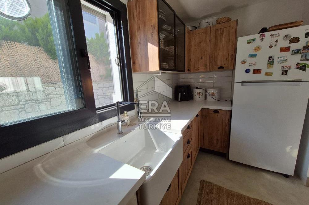 ÇEŞME YALIDA DENİZE YÜRÜME MESAFESİNDE HAVUZLU 4+1 VİLLA