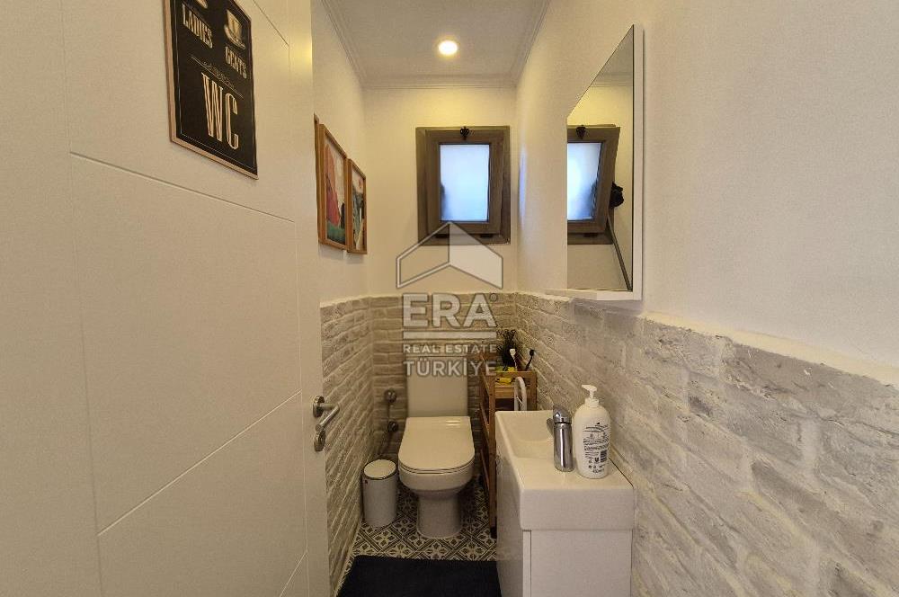 ÇEŞME YALIDA DENİZE YÜRÜME MESAFESİNDE HAVUZLU 4+1 VİLLA