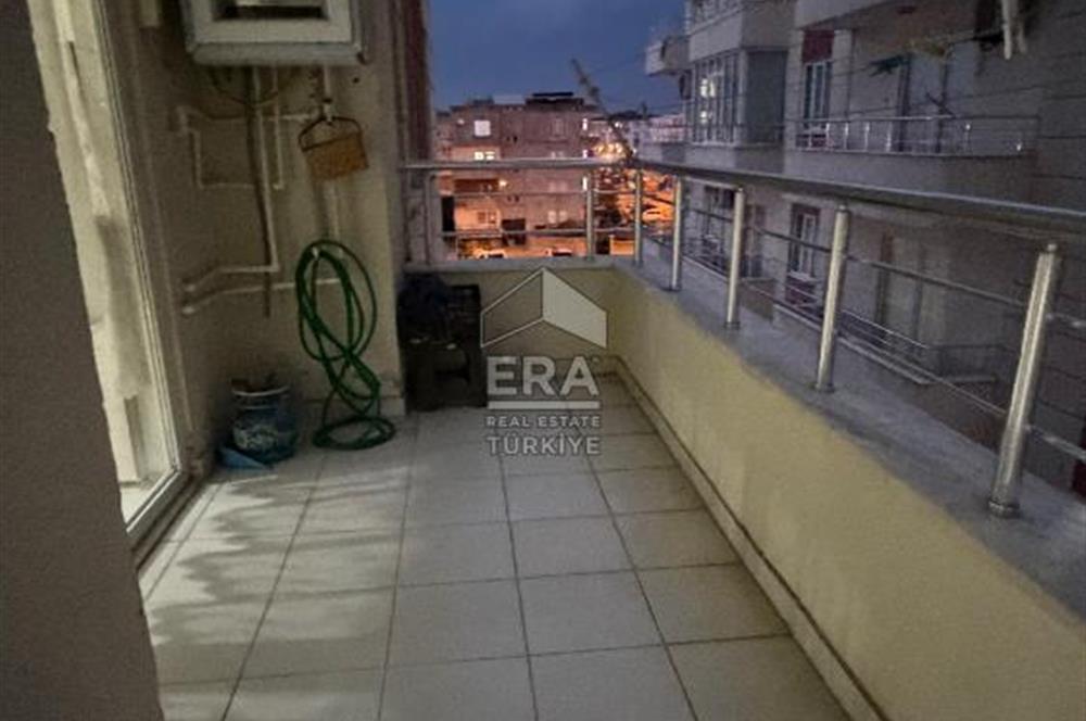 Pazaryeri Mahallesi’nde satılık 3 + 1 ara kat site içi