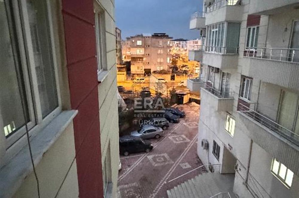 Pazaryeri Mahallesi’nde satılık 3 + 1 ara kat site içi