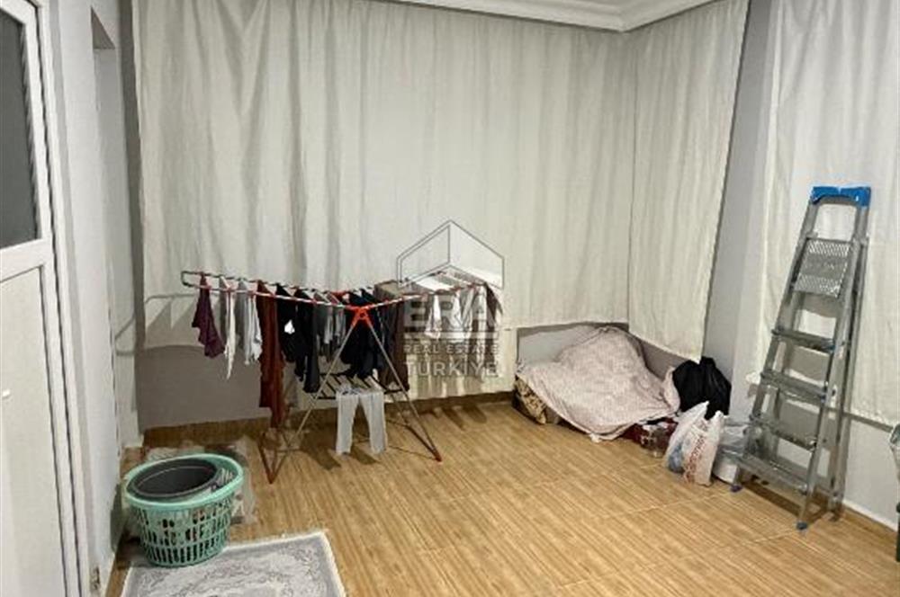 Pazaryeri Mahallesi’nde satılık 3 + 1 ara kat site içi