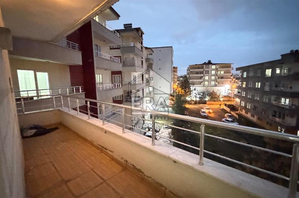 Pazaryeri Mahallesi’nde satılık 3 + 1 ara kat site içi