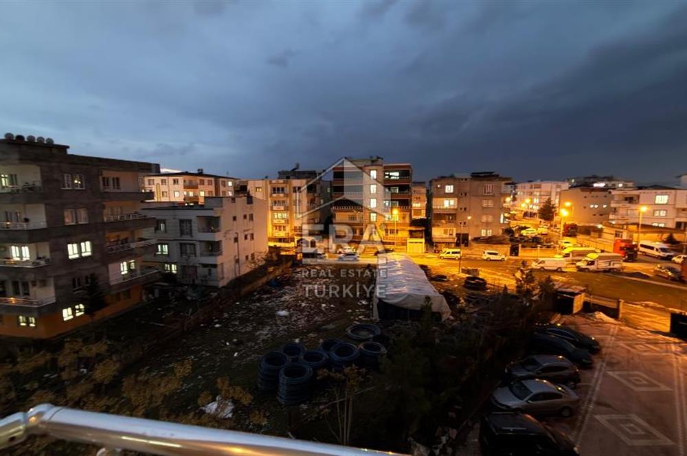 Pazaryeri Mahallesi’nde satılık 3 + 1 ara kat site içi