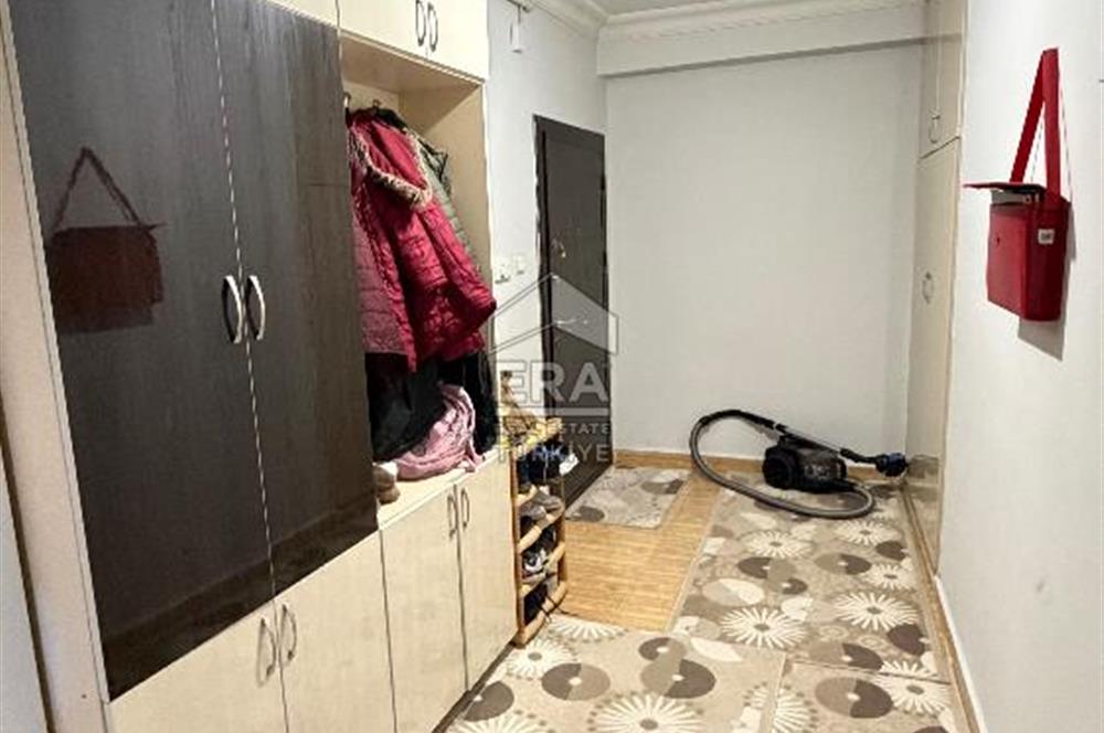 Pazaryeri Mahallesi’nde satılık 3 + 1 ara kat site içi