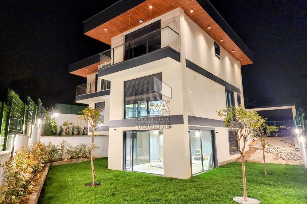 ŞİLE'DE 6+2 HAVUZLU TRİPLEKS VİLLA 