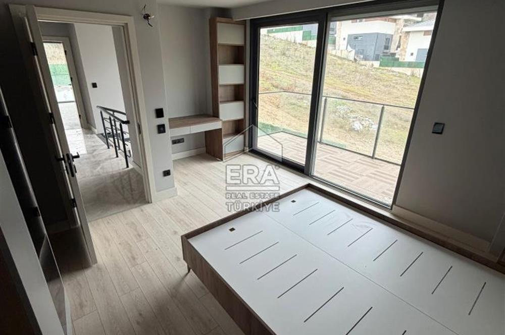 ŞİLE'DE 6+2 HAVUZLU TRİPLEKS VİLLA 