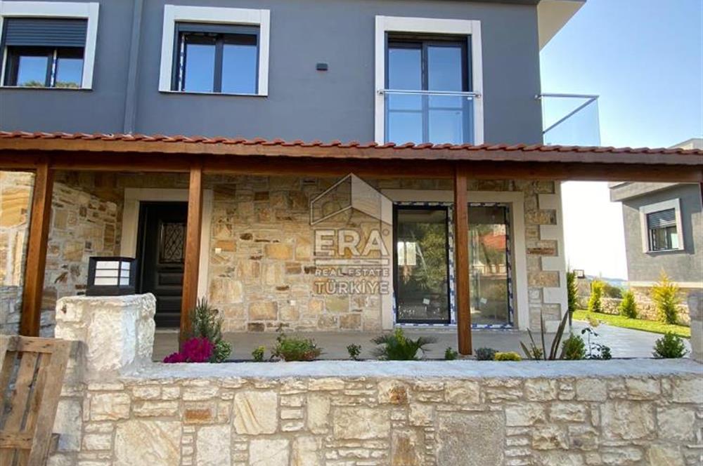 YENİ FOÇA' DA DENIZE 200M. UZAKLIKTA 3+1 SIFIR LÜKS VİLLA