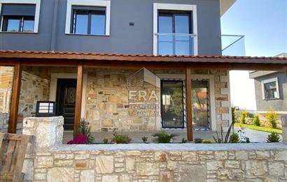 YENİ FOÇA' DA DENIZE 200M. UZAKLIKTA 3+1 SIFIR LÜKS VİLLA