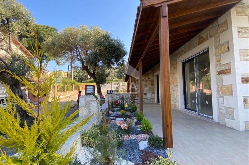 YENİ FOÇA' DA DENIZE 200M. UZAKLIKTA 3+1 SIFIR LÜKS VİLLA