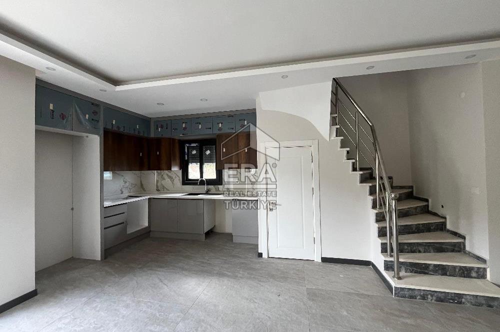 YENİ FOÇA' DA DENIZE 200M. UZAKLIKTA 3+1 SIFIR LÜKS VİLLA