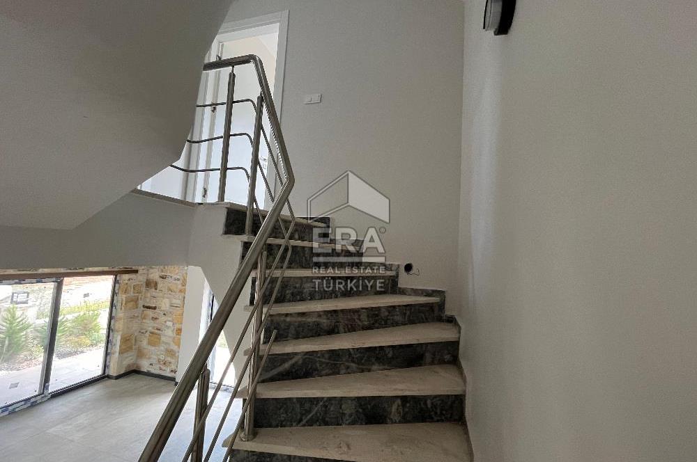 YENİ FOÇA' DA DENIZE 200M. UZAKLIKTA 3+1 SIFIR LÜKS VİLLA