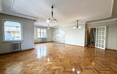 KASAPLAR MAHALLESİNDE HEYKELE YAKIN KONUMDA SATILIK GENİŞ 2+1 DAİRE