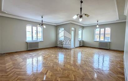 KASAPLAR MAHALLESİNDE HEYKELE YAKIN KONUMDA SATILIK GENİŞ 2+1 DAİRE