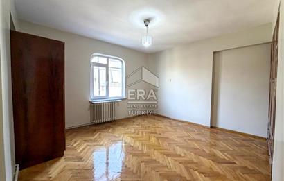 KASAPLAR MAHALLESİNDE HEYKELE YAKIN KONUMDA SATILIK GENİŞ 2+1 DAİRE