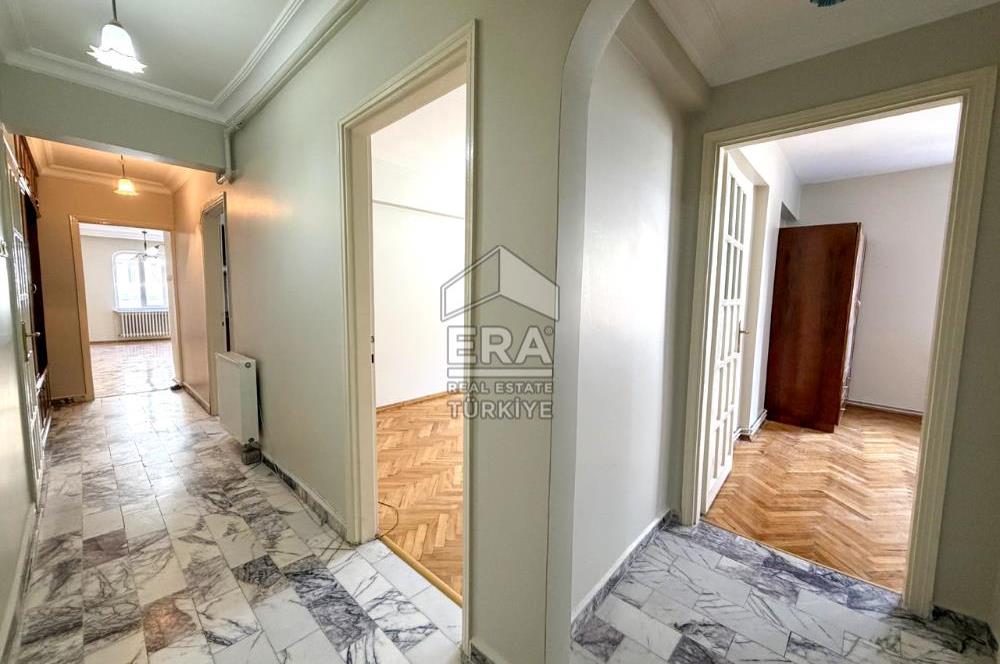 KASAPLAR MAHALLESİNDE HEYKELE YAKIN KONUMDA SATILIK GENİŞ 2+1 DAİRE