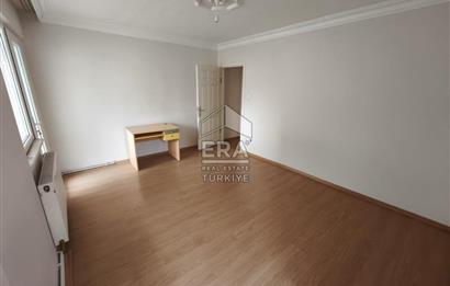 CADDE ÜZERİ SİTEDE BAKIMLI GENİŞ 3+1 KİRALIK DAİRE 