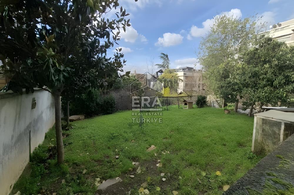 ÜSKÜDAR İHSANİYE MAHALLESİNDE BAHÇELİ AHŞAP EV VE KAGİR KULÜBE