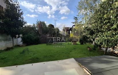 ÜSKÜDAR İHSANİYE MAHALLESİNDE BAHÇELİ AHŞAP EV VE KAGİR KULÜBE