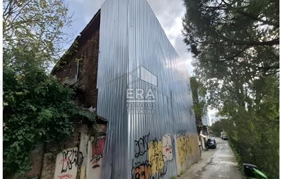 ÜSKÜDAR İHSANİYE MAHALLESİNDE BAHÇELİ AHŞAP EV VE KAGİR KULÜBE