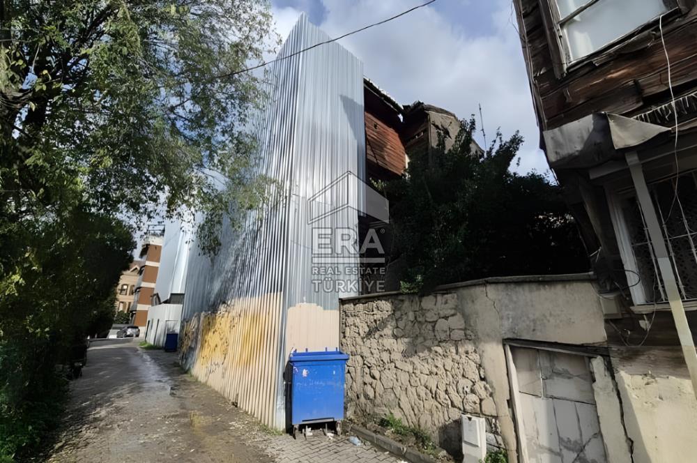 ÜSKÜDAR İHSANİYE MAHALLESİNDE BAHÇELİ AHŞAP EV VE KAGİR KULÜBE