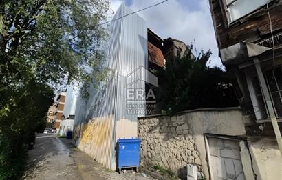 ÜSKÜDAR İHSANİYE MAHALLESİNDE BAHÇELİ AHŞAP EV VE KAGİR KULÜBE