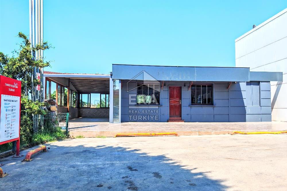 Yoğun Güzergahdaki Benzin İstasyonunda Kafe-Restoran için Dükkan