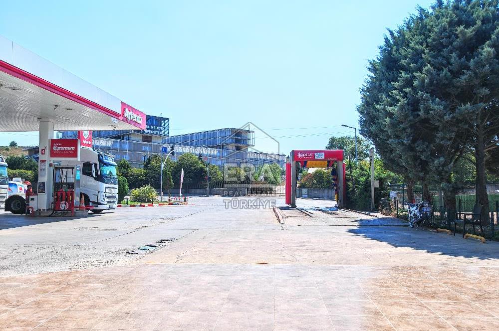 Yoğun Güzergahdaki Benzin İstasyonunda Kafe-Restoran için Dükkan