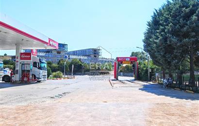 Yoğun Güzergahdaki Benzin İstasyonunda Kafe-Restoran için Dükkan
