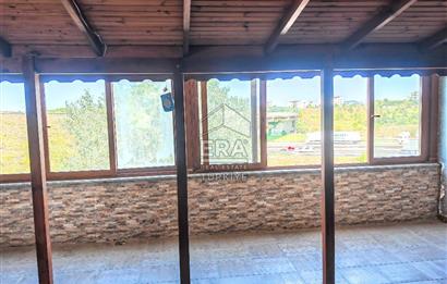 Yoğun Güzergahdaki Benzin İstasyonunda Kafe-Restoran için Dükkan