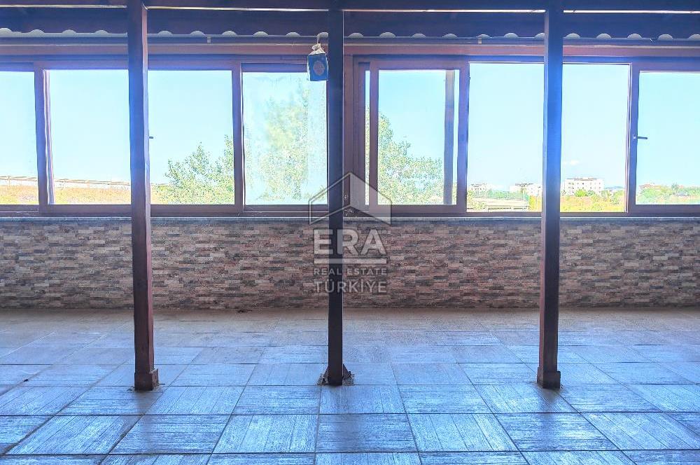 Yoğun Güzergahdaki Benzin İstasyonunda Kafe-Restoran için Dükkan