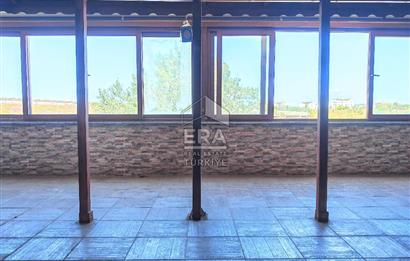 Yoğun Güzergahdaki Benzin İstasyonunda Kafe-Restoran için Dükkan