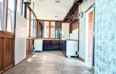 Yoğun Güzergahdaki Benzin İstasyonunda Kafe-Restoran için Dükkan